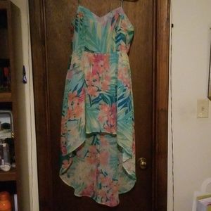 Im selling a tropical/ Floral style dress